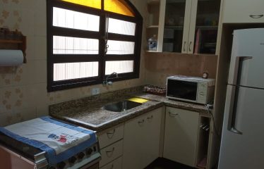 Casa em bairro nobre – 800 mts da praia